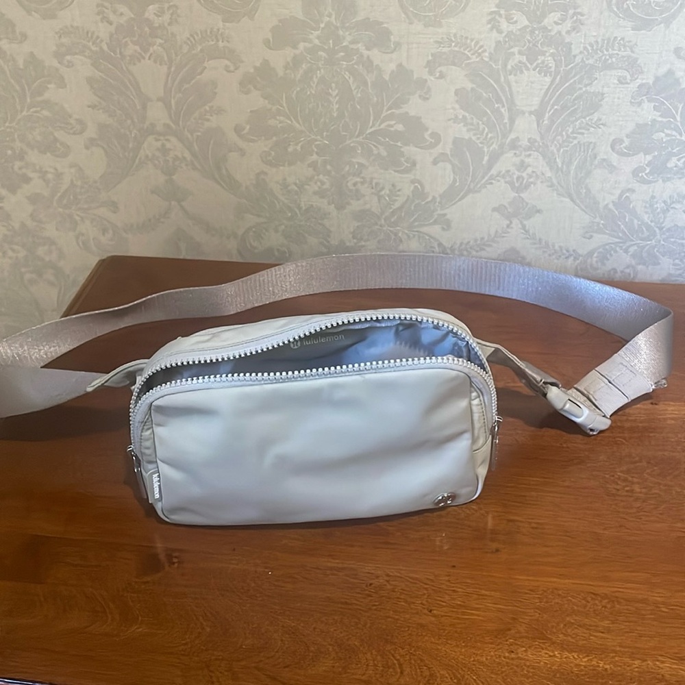 Like new , excellent condition everywhere belt bag